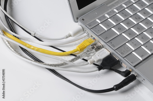 verkabelter Laptop