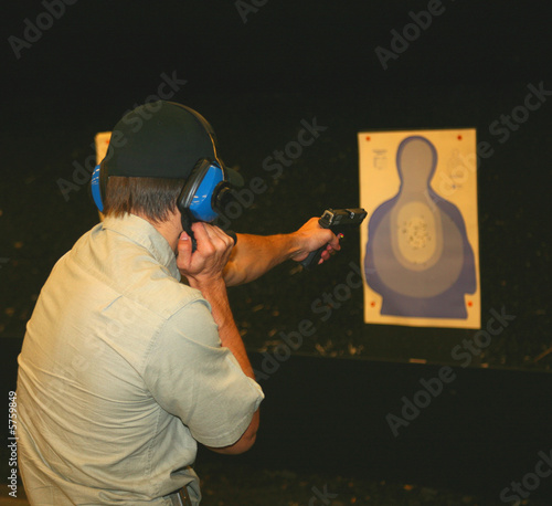 Φωτογραφία handgun shooter at the range practicing in the dark