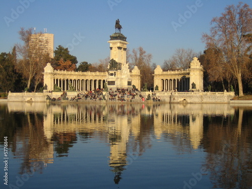 Reflets sur le bassin du Parc du Retiro, Madrid