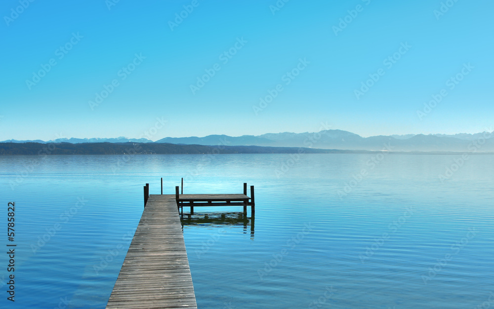 A Photograph of a blue lake at a bright day.