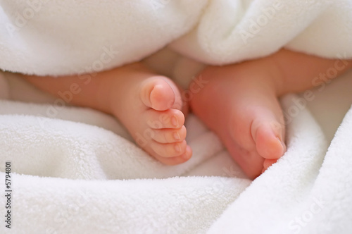 baby foots in towel
