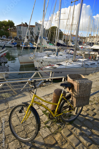 Ile de Ré, Saint Martin : vélo devant le port