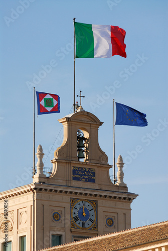 Canvas Print italian flag blowing in the wind on the palazzo del quirinale