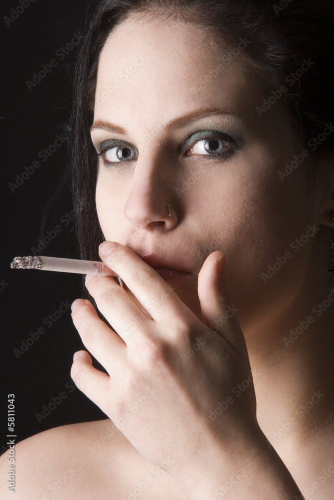 Obraz premium smoking girl