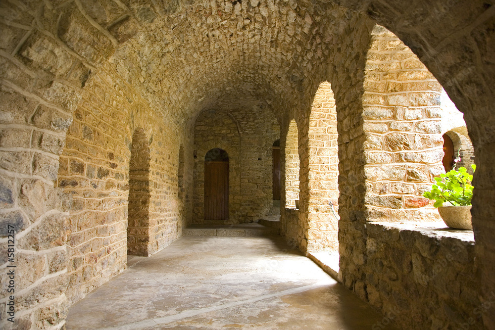 roussillon : abbaye saint martin du canigou