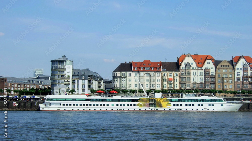 Ausflugsschiff in Düsseldorf am Rhein