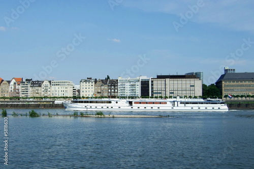 Düsseldorf am Rhein mit Ausflugsschiffen