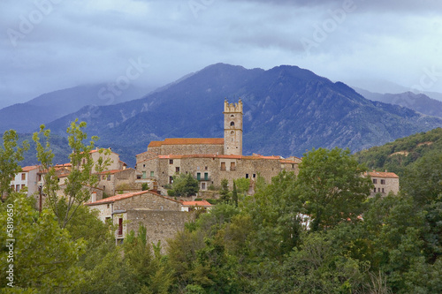roussillon : village sous les nuages