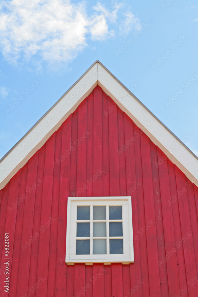 Hausfassade, Giebel, rotes Holz