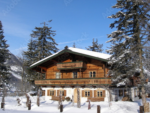 holzhaus in verschneiter winterlandschaft in tirol