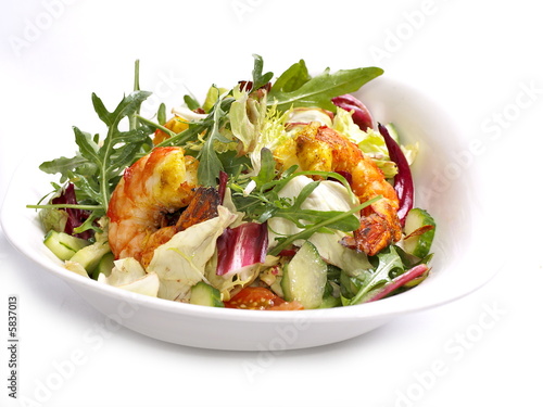 gemischte salat mit garnelen