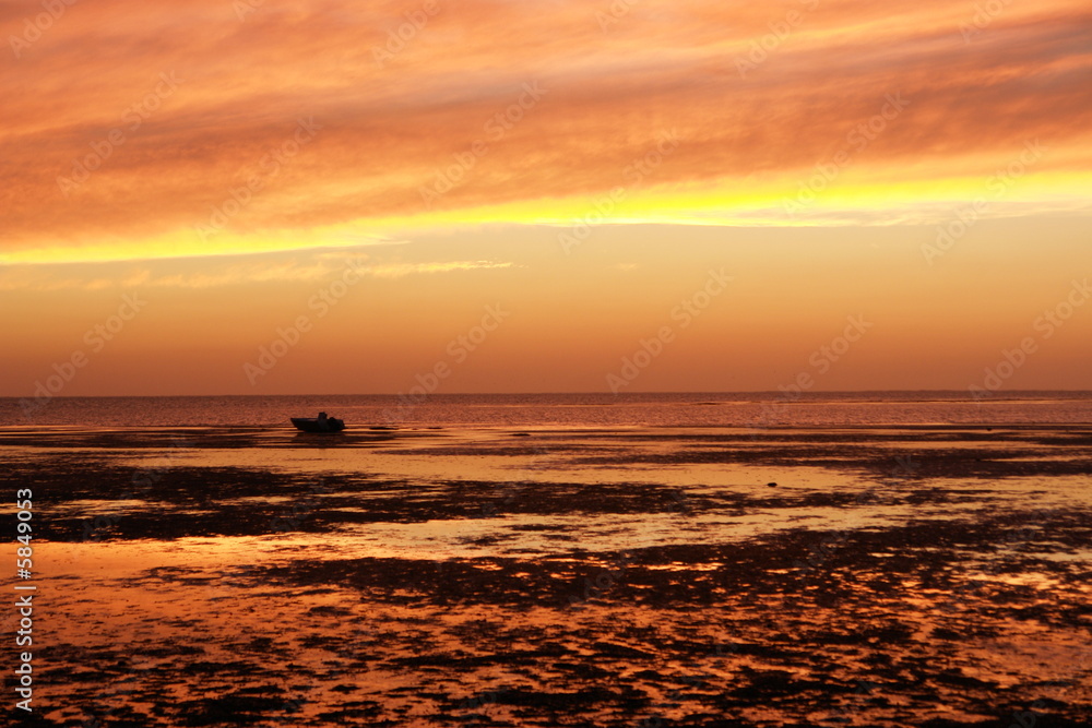 coucher de soleil et ciel d'ete au bord de l'eau