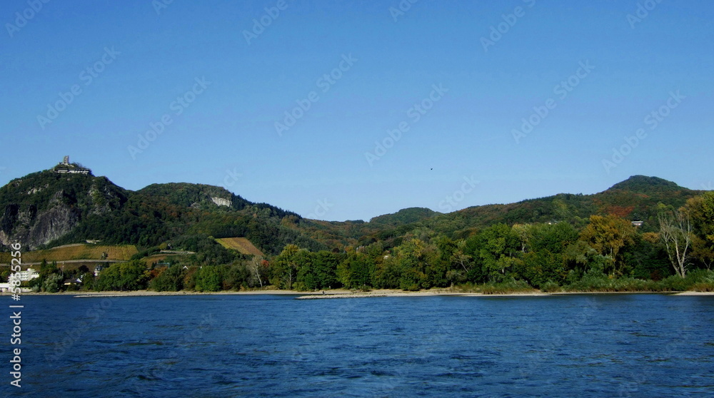 Siebengebirge bei Königswinter am Rhein mit Drachenfels