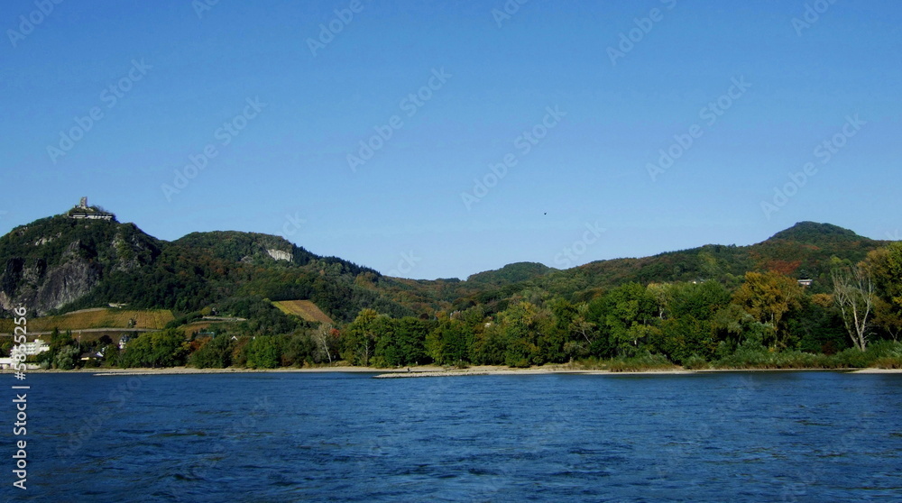 Siebengebirge bei Königswinter am Rhein mit Drachenfels Siebengebirge bei Königswinter am Rhein mit Drachenfels