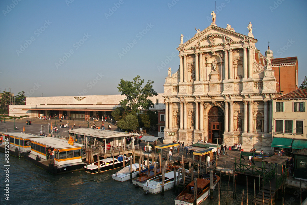 Eglise et gare de Venise