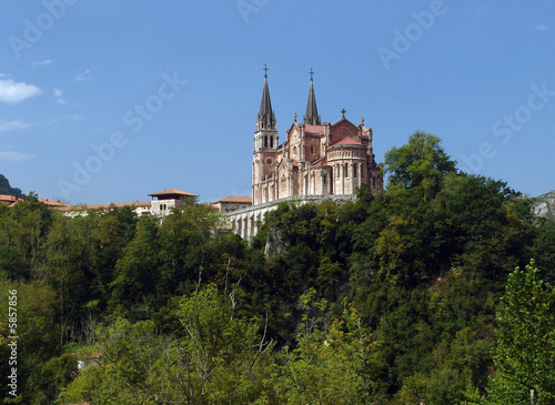 Vista del Santuario de Covadonga