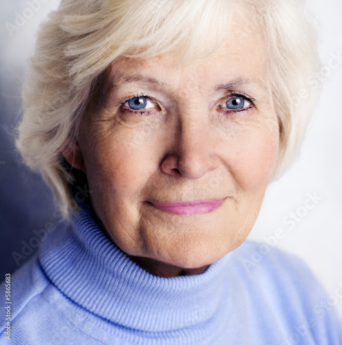 Seniorin mit blauem Pullover 