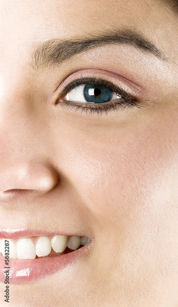 Naklejka premium Beautiful woman with a great smile and blue eyes