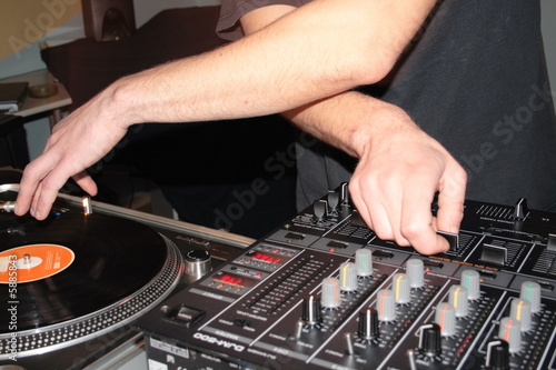 DJ am auflegen