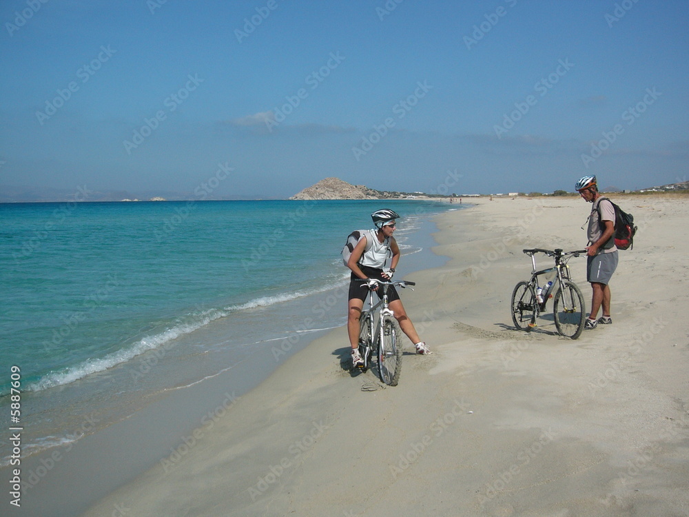 Fototapeta premium Cycliste et sportifs sur la plage de Naxos