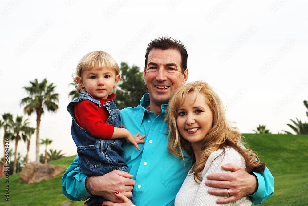 Naklejka premium happy family smiling and enjoying their time together