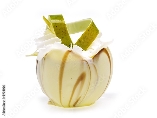 weißes schokoladen mousse in schoko tulpe