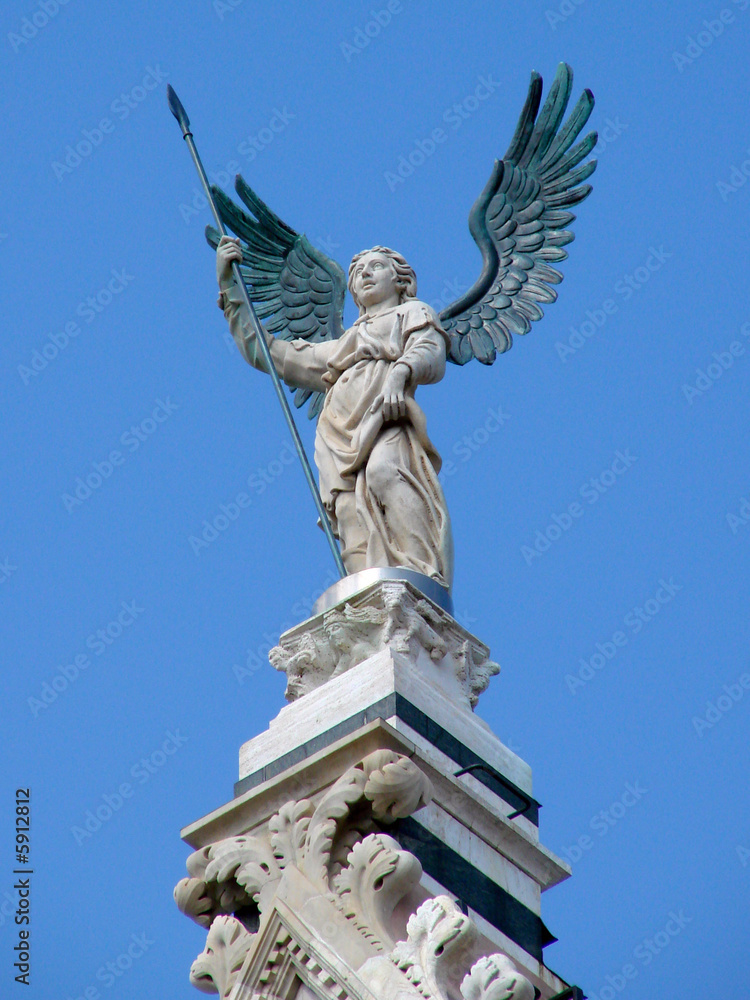 Obraz premium Guardian Angel on top of Siena Duomo