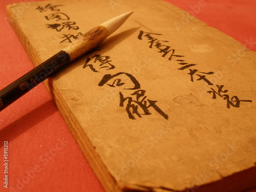 altes chinesisches buch und pinsel