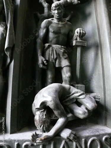 Détail de porte en bronze, cathédrale de Milan, Italie photo