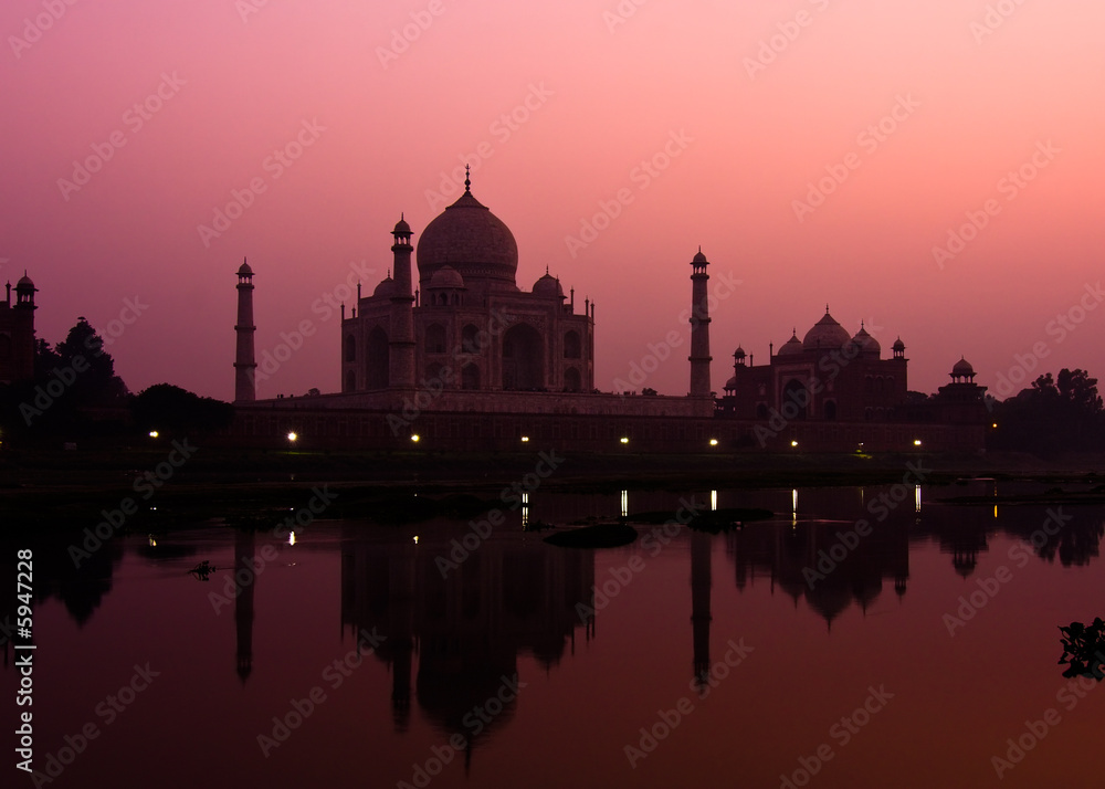 Sunset view of the Taj Mahal reflecting in the Yamuna river