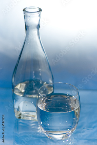 Stilleben mit Glasflasche, Trinkglas und Wasser