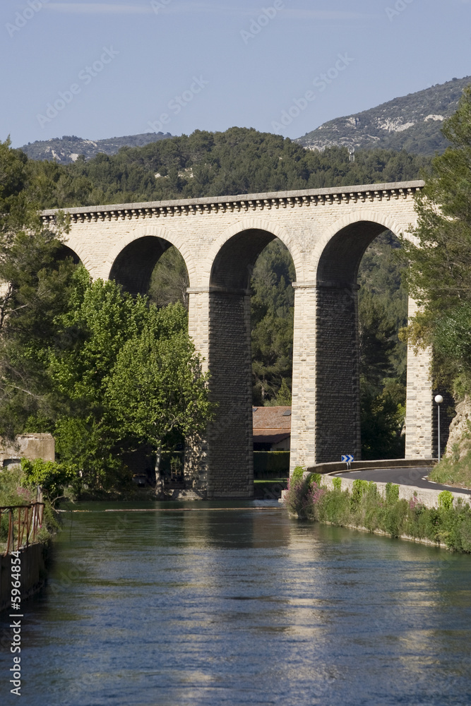 Infrastructures : canal et aqueduc
