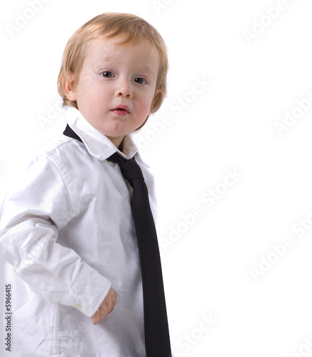 Bambino con camicia bianca e cravatta nera