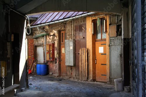 Obraz na płótnie Mess, rubbish and dirt in a backyard w salonie