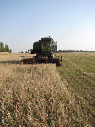  combine rasp bars harvesting soybeans