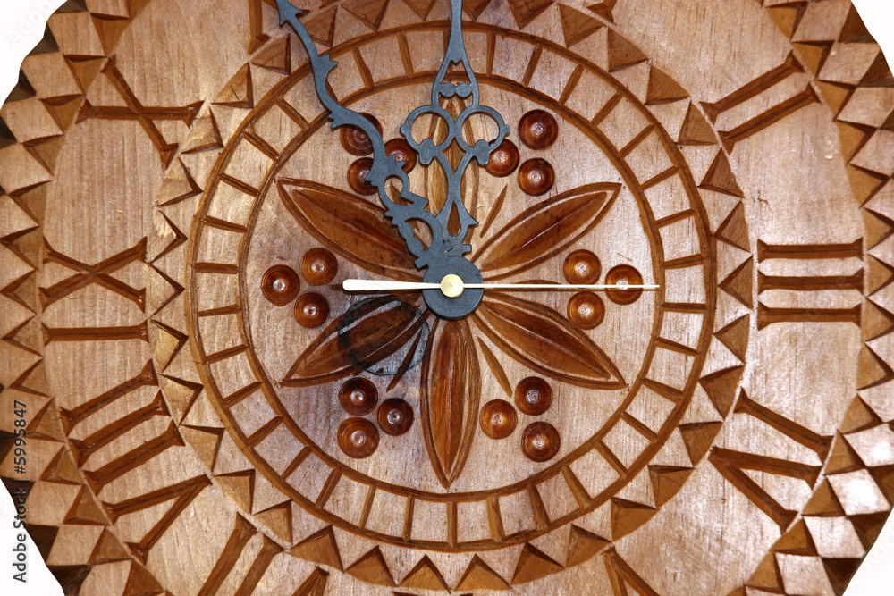 Detailansicht einer aus Holz geschnittenen Uhr 