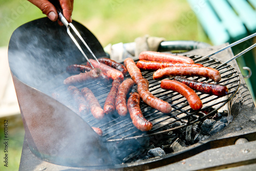 Saucisses en train de cuire au barbecue