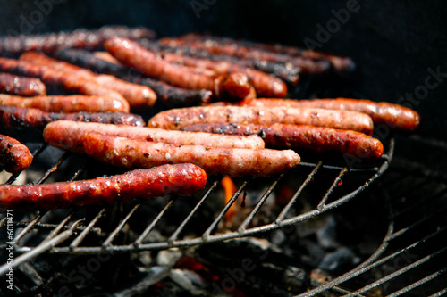 Saucisses en train de cuire au barbecue