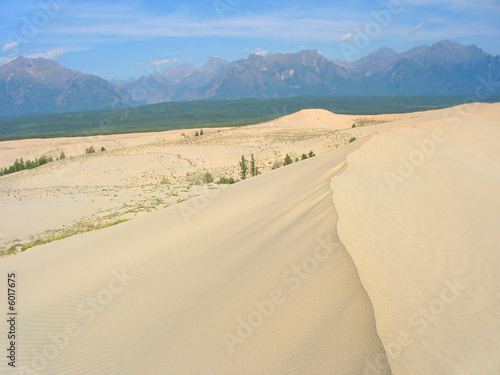 chara desert. sand dunes and far mountains