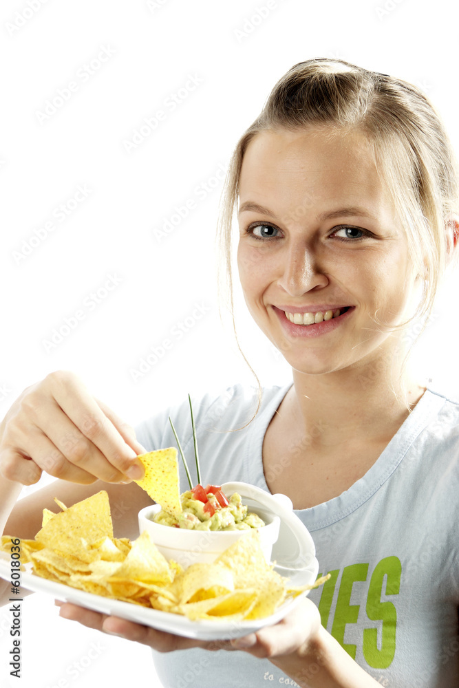 Frau mit Guacamole und chips