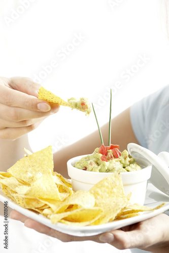 Guacamole mit chips photo