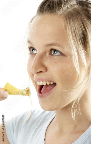 Frau isst chips