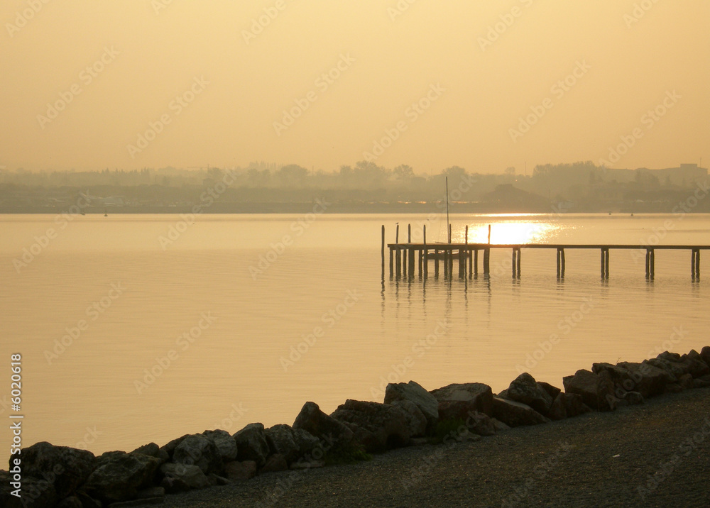 Obraz premium tramonto sul lago di garda