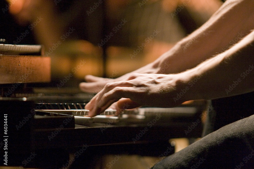 Mains du pianiste electro jazz