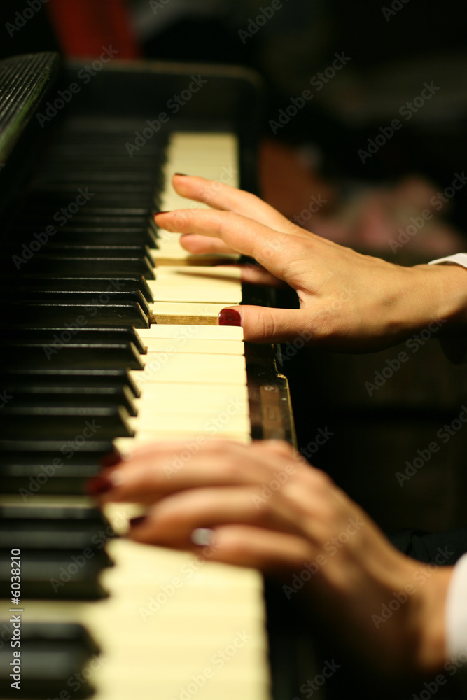 artist play on piano very well