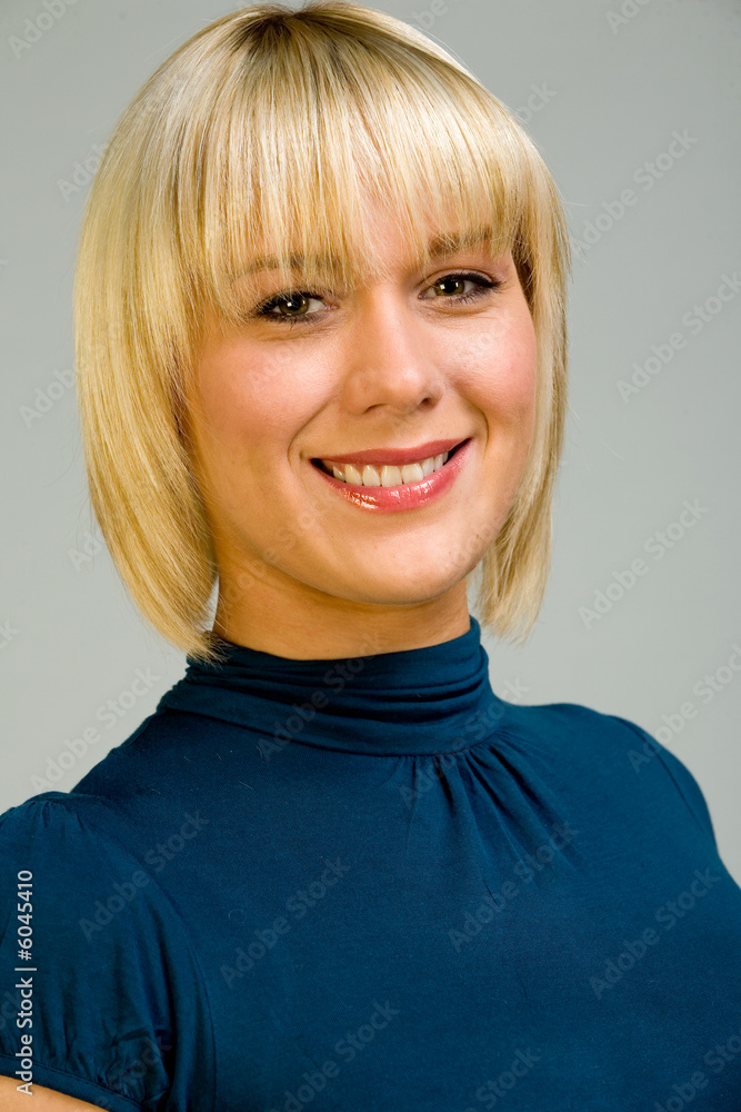 Hübsche Frau in modischer Kleidung Hübsche Frau in modischer Kleidung