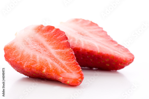 Halbe Erdbeere auf weißem Hintergrund