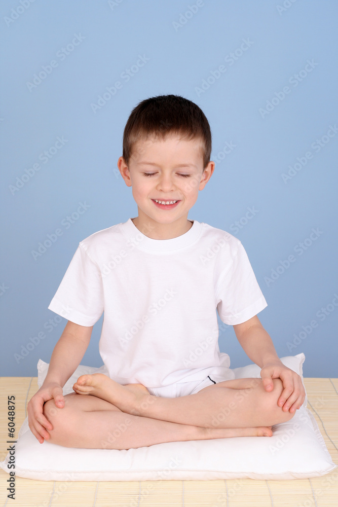 © matka_Wariatka - 6 years old boy relaxing on blue background