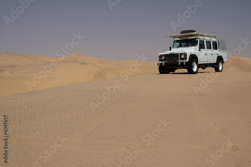 Geländewagen in der Wüste © DirkR