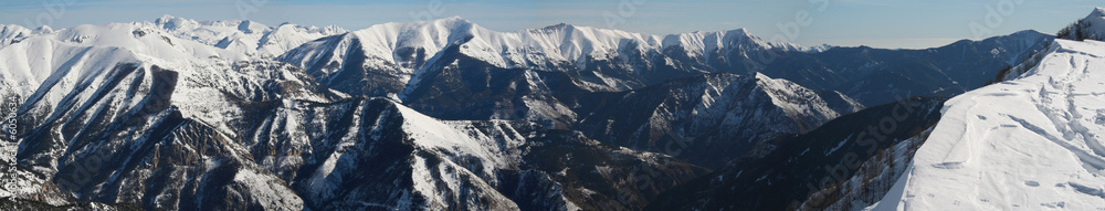Panorama de la frontière italienne enneigée